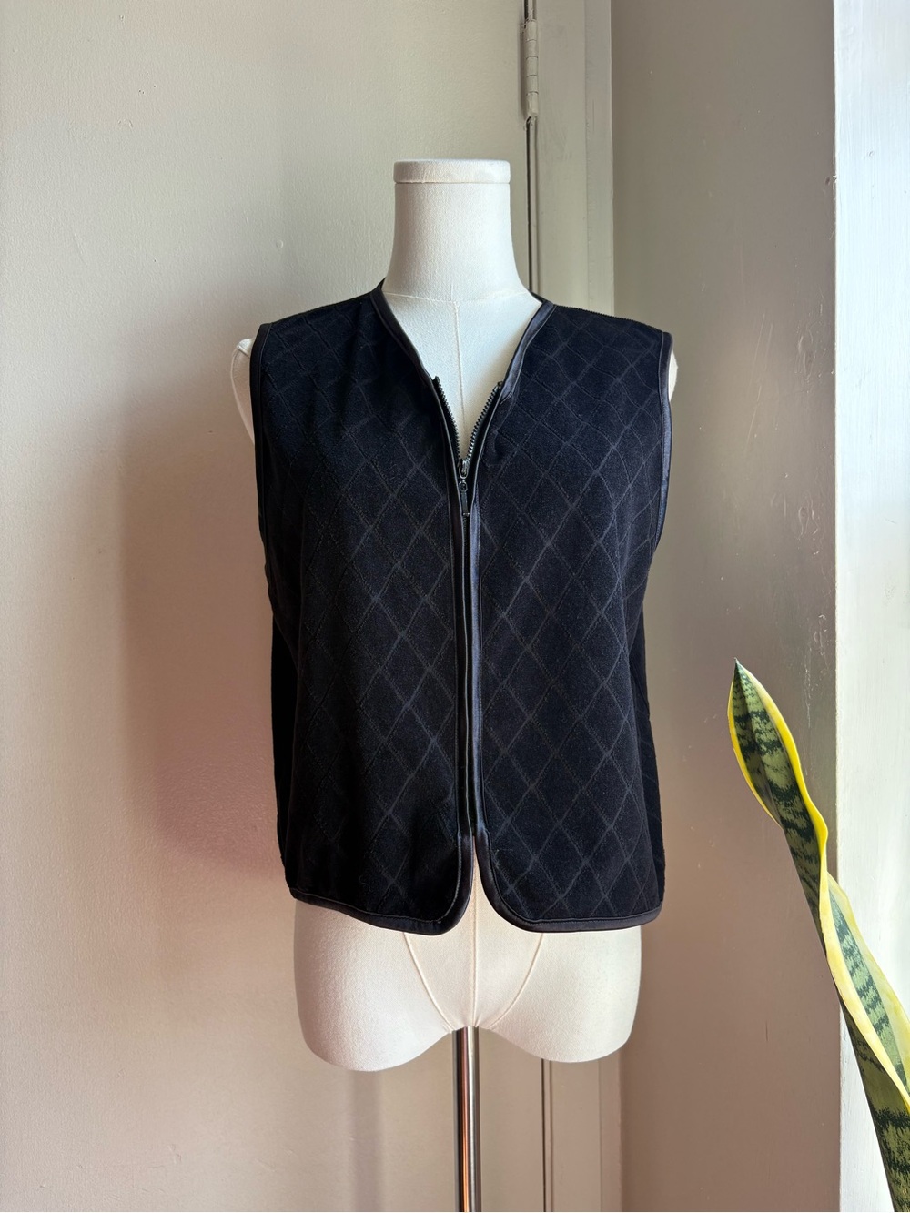 Geoffrey beene triangle print sleeveless zip up vest top